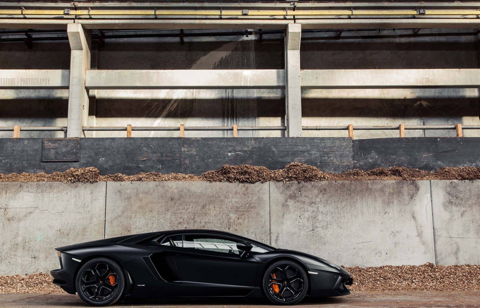 Lamborghini Aventador đen tuyền cá tính - 20 Lamborghini Aventador đen tuyền cá tính