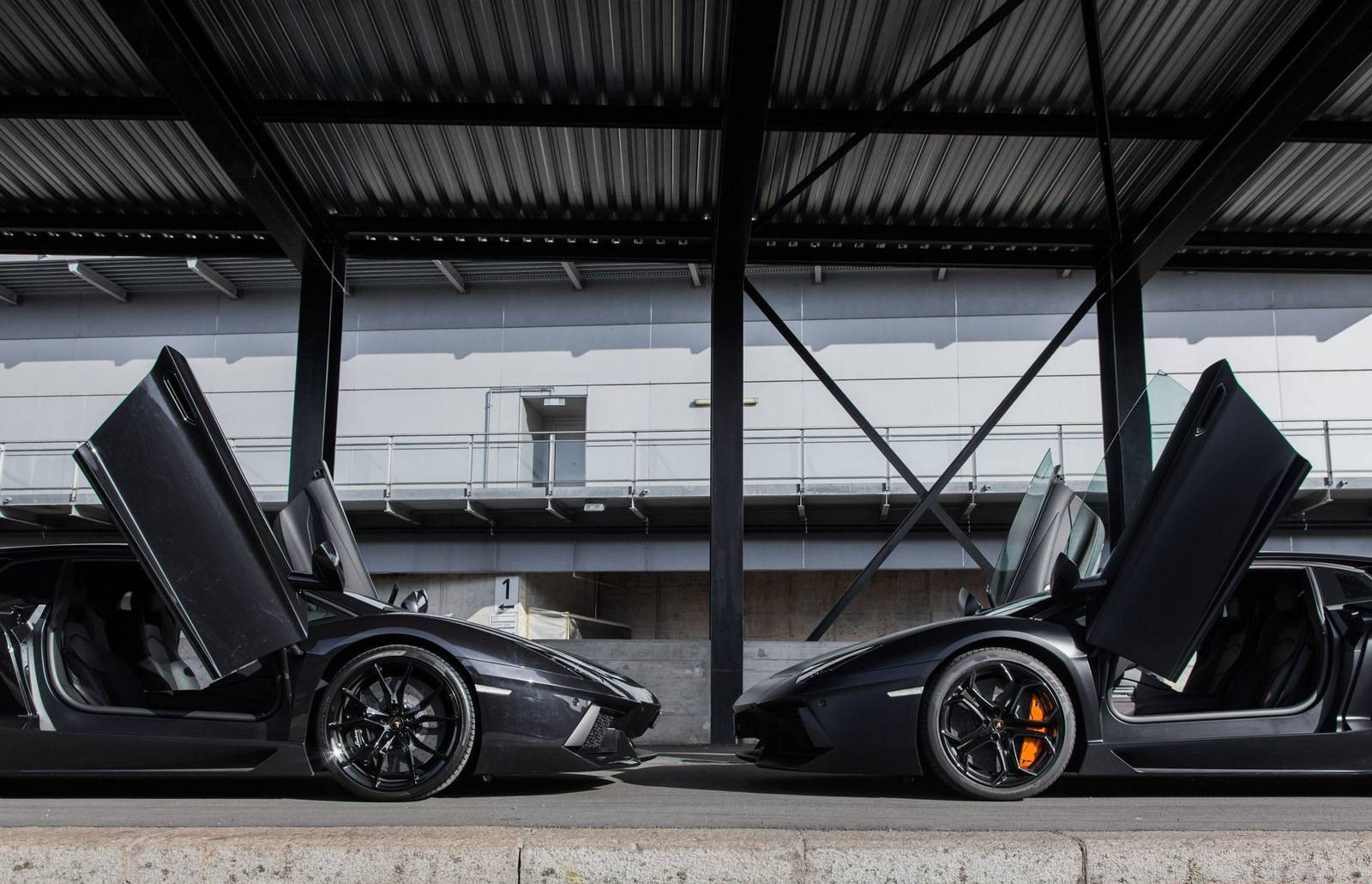 Lamborghini Aventador đen tuyền cá tính - 2 Lamborghini Aventador đen tuyền cá tính