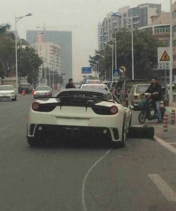 Hàng hiếm Ferrari 458 Siracusa bản độ Mansory gặp nạn - 4 Hàng hiếm Ferrari 458 Siracusa bản độ Mansory gặp nạn