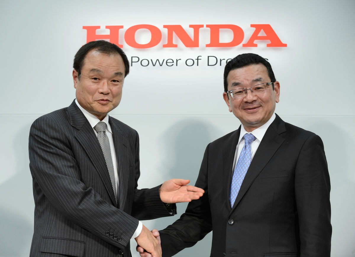 CEO Takanobu Ito (trái) bắt tay ông Takahiro Hachigo trong một buổi họp báo (Ảnh: Bloomberg)