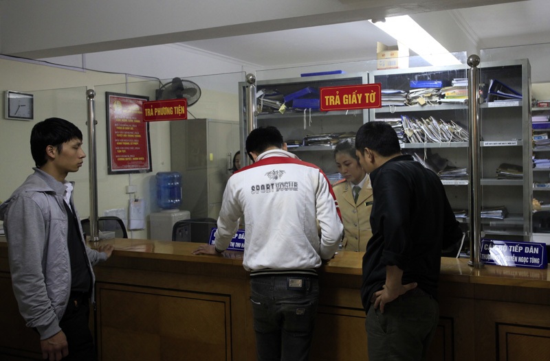Camera giao thông 'tố', 69 trường hợp bị phạt nguội - 5 Tổ xử lý vi phạm đội CSGT số 2 tiếp nhận,
xứ hồ sơ các phương tiện vi phạm luật giao thông.