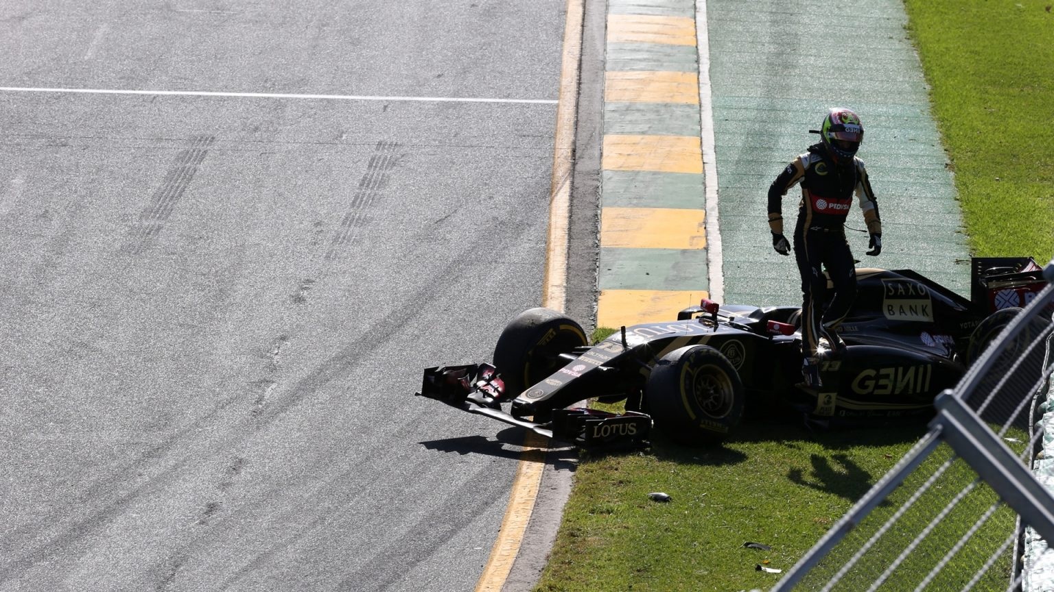 Lewis Hamilton chưa có đối thủ - 4 Tai nạn xảy ra khá sớm với Maldonado