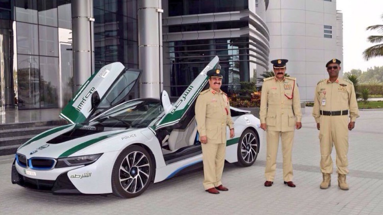 Cảnh sát Dubai, Abu Dhabi tiếp tục được trang bị xế độc - 4 Dưới đây là video giới thiệu
chiếc BMW i8 mới của cảnh sát Dubai: