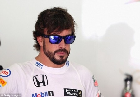 Hamilton có được pole trong chiều mưa tại Sepang