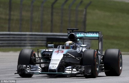 Hamilton có được pole trong chiều mưa tại Sepang