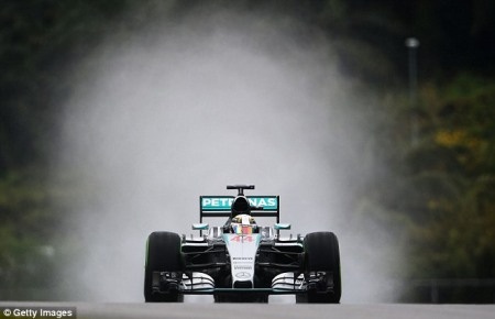 Hamilton có được pole trong chiều mưa tại Sepang