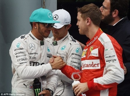 Hamilton có được pole trong chiều mưa tại Sepang