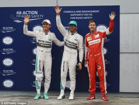 Hamilton có được pole trong chiều mưa tại Sepang