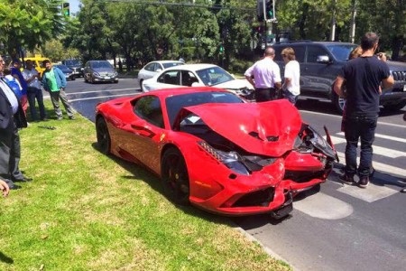 Ngay lập tức cảnh sát đã có mặt tại hiện trường nhưng lái
xe đã bỏ đi.