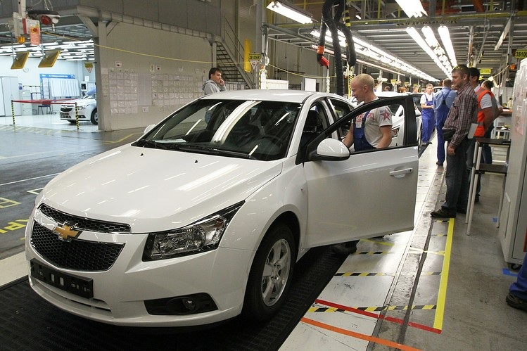 Thị trường ô tô Nga chao đảo, GM đóng cửa nhà máy - 1 Lắp ráp xe Chevrolet Cruze tại nhà máy ở St. Petersburg (Ảnh: WSJ)