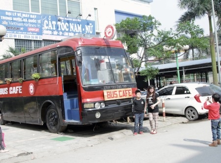 Biến xe bus thành quán cafe có một không hai ở Hà Nội