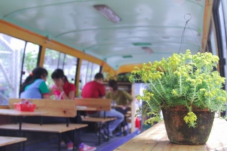 Biến xe bus thành quán cafe có một không hai ở Hà Nội