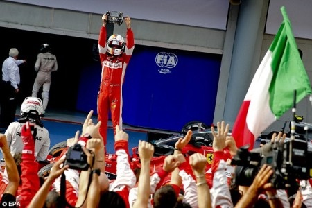 Vettel ngắt mạch chiến thắng của Mercedes
