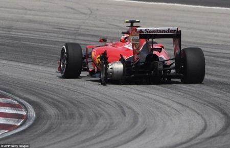 Va chạm khiến xe của Kimi Raikkonen chỉ còn 3 bánh