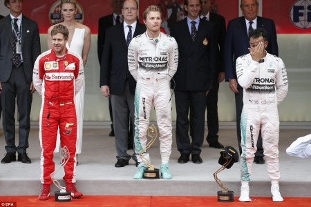 Mercedes đã “cướp trắng” chiến thắng của Hamilton