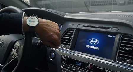 Không nên đeo đồng hồ thông minh khi lái xe?