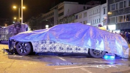 BMW 7-Series tông lật xe Mercedes Sprinter của cảnh sát