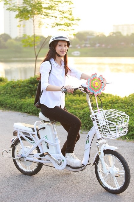 Xe đạp điện ngày càng phổ biến trong giới học
sinh - sinh viên.