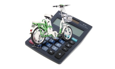 Xe đạp điện ngày càng phổ biến trong giới học
sinh - sinh viên.