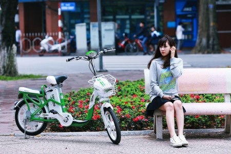 Xe đạp điện ngày càng phổ biến trong giới học
sinh - sinh viên.