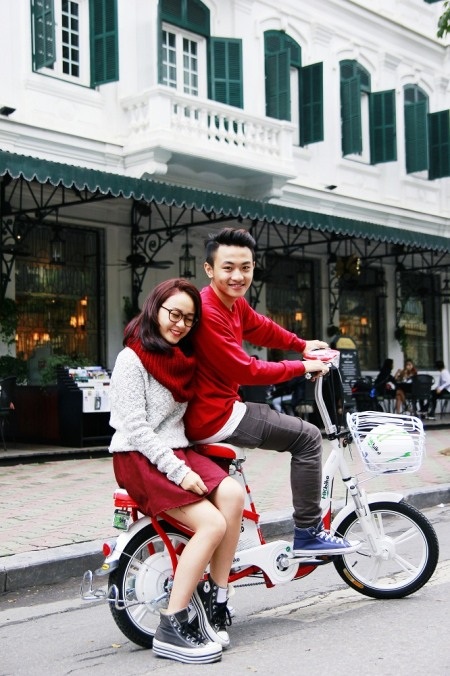 Xe đạp điện ngày càng phổ biến trong giới học
sinh - sinh viên.