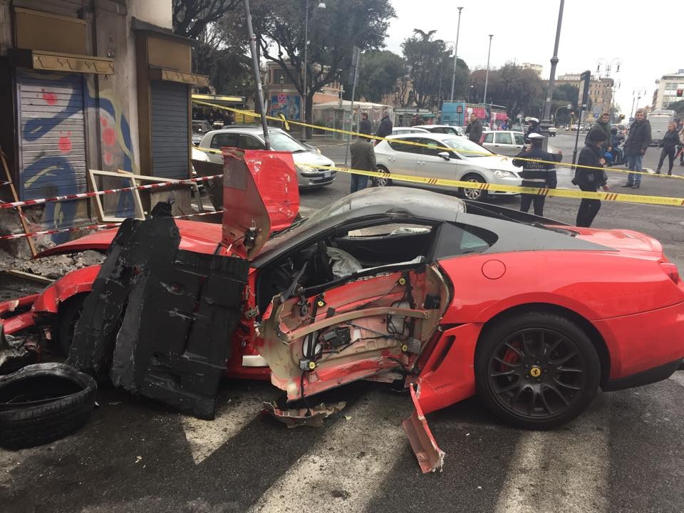 Nhân viên khách sạn đâm hỏng xe Ferrari của khách