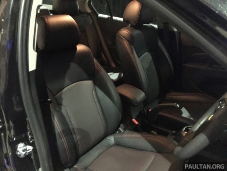 Trên nắp
ca-pô có hai vạch kẻ trắng kiểu thường thấy trên xe đua