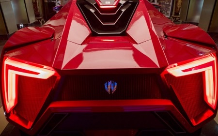 Thân xe
chủ yếu được làm bằng vật liệu sợi carbon. Đèn pha LED phủ lớp kim cương siêu mỏng.