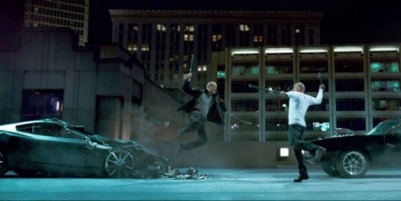 Hai xe đã được gắn cáp và đâm nhau bằng điều khiển từ xa.