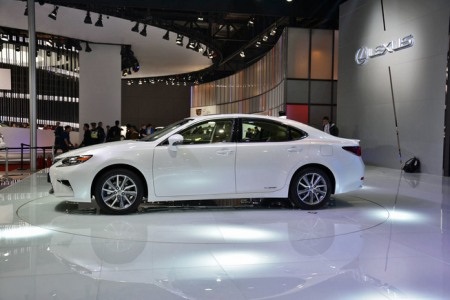 Lexus ES thay đổi diện mạo