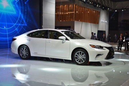 Lexus ES thay đổi diện mạo