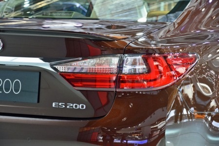 Lexus ES thay đổi diện mạo