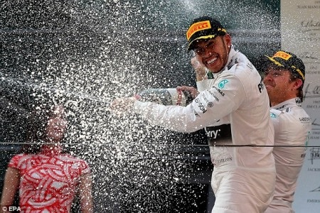 Lewis Hamilton giành chiến thắng tuyệt đối