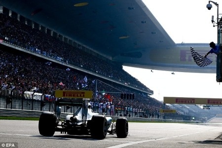 Lewis Hamilton giành chiến thắng tuyệt đối