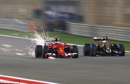 Hamilton giành pole dưới ánh đèn điện của Sakhir