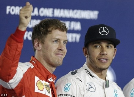 Hamilton giành pole dưới ánh đèn điện của Sakhir