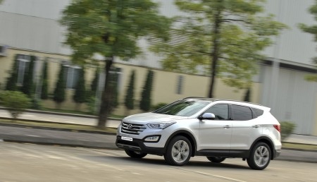 Nên mua SantaFe máy dầu hay xăng?