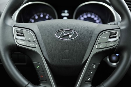 Nên mua SantaFe máy dầu hay xăng?