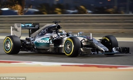 Hamilton giành pole dưới ánh đèn điện của Sakhir