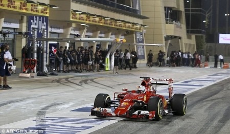 Hamilton giành pole dưới ánh đèn điện của Sakhir