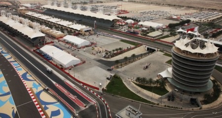 Hamilton giành pole dưới ánh đèn điện của Sakhir