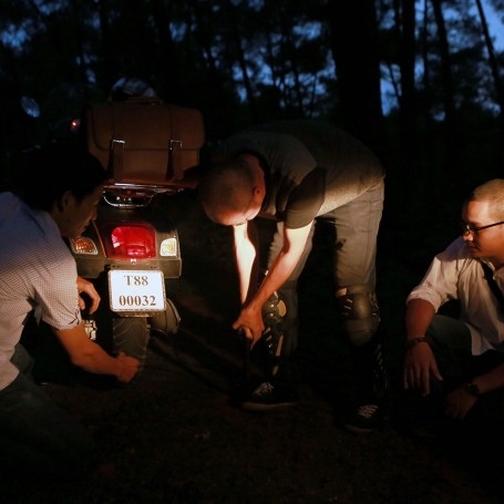 Cô-gái-tốt-bụng-nhất-định-giấu-mặt tại phố Hàng Bún đã ghé ngang để tặng anh em ít lộ phí. (