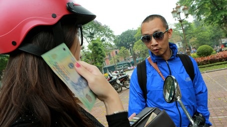 Cô-gái-tốt-bụng-nhất-định-giấu-mặt tại phố Hàng Bún đã ghé ngang để tặng anh em ít lộ phí. (