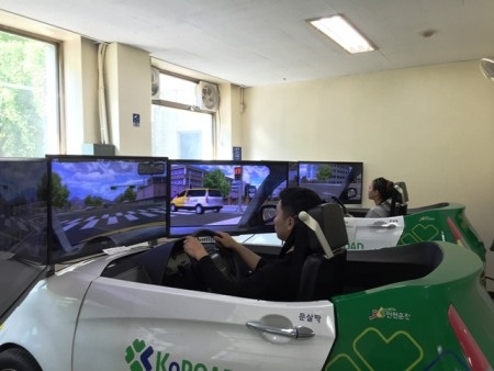 Thí sinh
tập lái điện tử tại Trung tâm sát hạch Kangnam