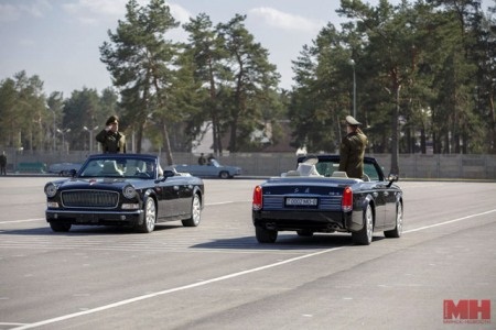 Hai chiếc
Hongqi L5 là món quà Bộ Quốc phòng Trung Quốc gửi tặng Belarus.