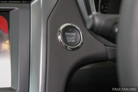 Xe được trang bị hệ thống khoá cửa và khởi động xe không chìa.