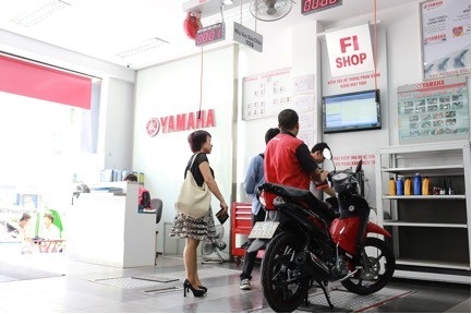 Khách
hàng đang bảo dưỡng xe trong khu dịch vụ của Đại lý Yamaha Town
