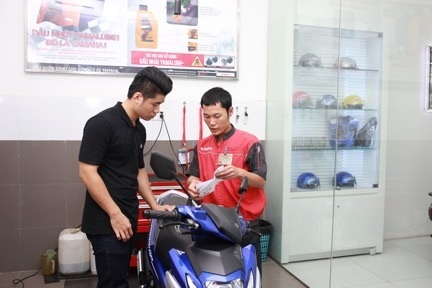 Khách
hàng đang bảo dưỡng xe trong khu dịch vụ của Đại lý Yamaha Town