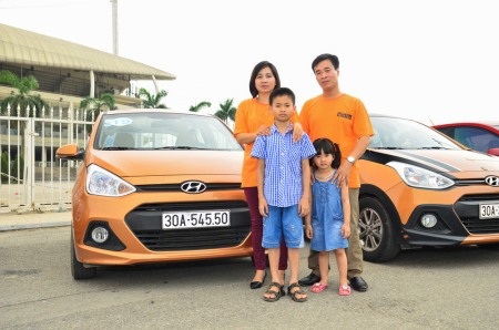 14 người chui vừa xe Hyundai Grand i10