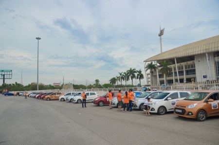 14 người chui vừa xe Hyundai Grand i10